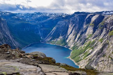 Norveç, Trolltunga 'ya yürüyüş gezisi.