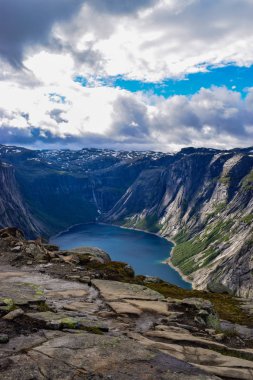 Norveç, Trolltunga 'ya yürüyüş gezisi.