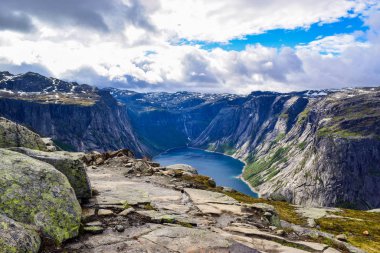 Norveç, Trolltunga 'ya yürüyüş gezisi.