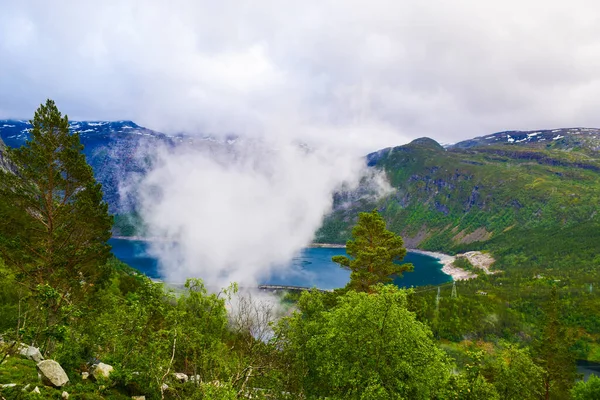 Jezero Vetlavatnet krajina ze silnice do thetrolltunga, Norsko. — Stock fotografie