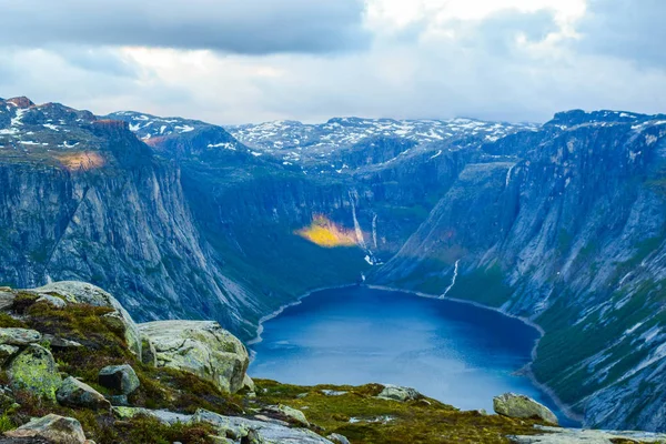 Jezioro Ringedalsvatnet w pobliżu szlaku do Trolltunga w Norwegii. — Zdjęcie stockowe