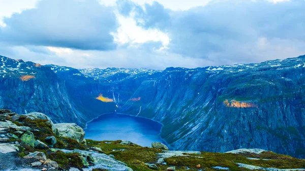 Озеро Рінгедалсватнет поблизу стежки до Тролтунги (Норвегія).. — стокове фото