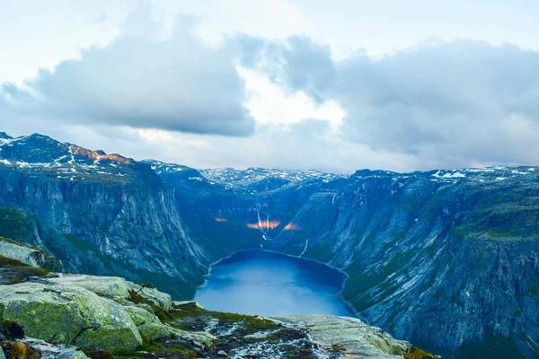 Lago Ringedalsvatnet cerca del sendero a Trolltunga en Noruega . — Foto de Stock