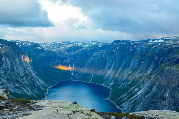 Lake Ringedalsvatnet bij de trail naar Trolltunga in Noorwegen. — Stockfoto