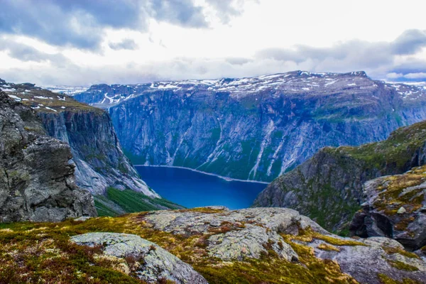 Excursión a Trolltunga, Noruega . — Foto de Stock