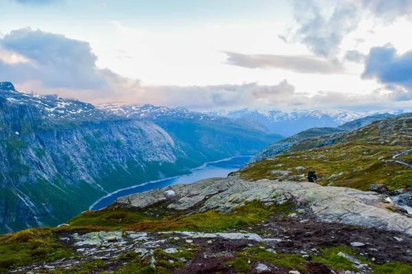 Norveç, Trolltunga 'ya yürüyüş gezisi. — Stok fotoğraf