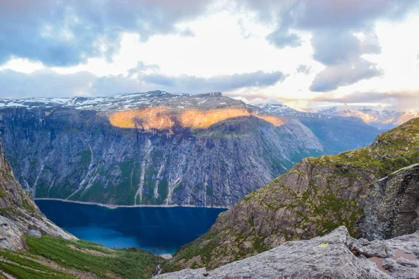 Озеро Рінгедалсватнет поблизу стежки до Тролтунги (Норвегія).. — стокове фото
