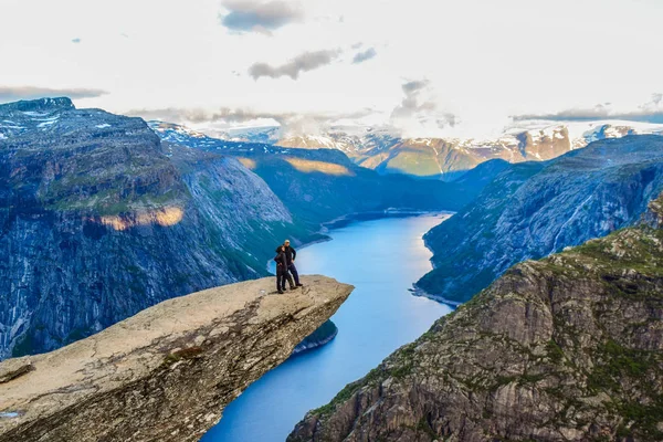 Excursión a Trolltunga, Noruega . — Foto de Stock