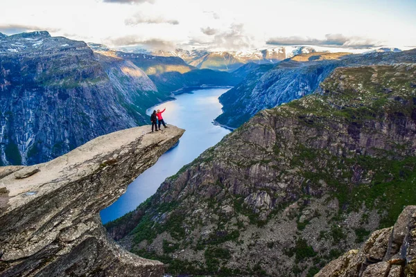 Wandeltocht naar Trolltunga, Noorwegen. — Stockfoto