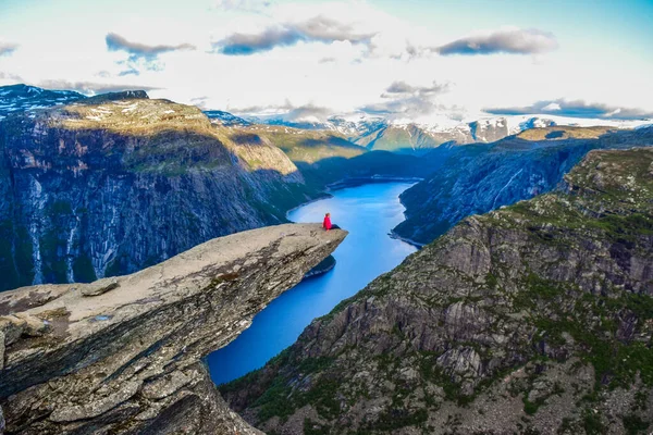 De toerist op de Trolltunga, Noorwegen. — Stockfoto