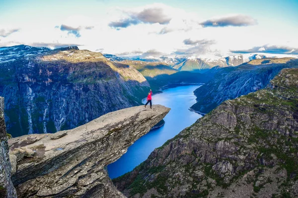 Meisje op Trolltunga, Notway. — Stockfoto