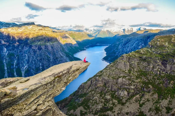 De toerist op de Trolltunga, Noorwegen. — Stockfoto