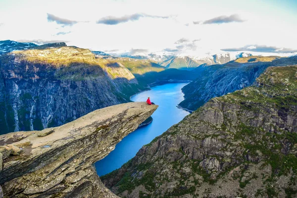 El turista en la Trolltunga, Noruega . — Foto de Stock