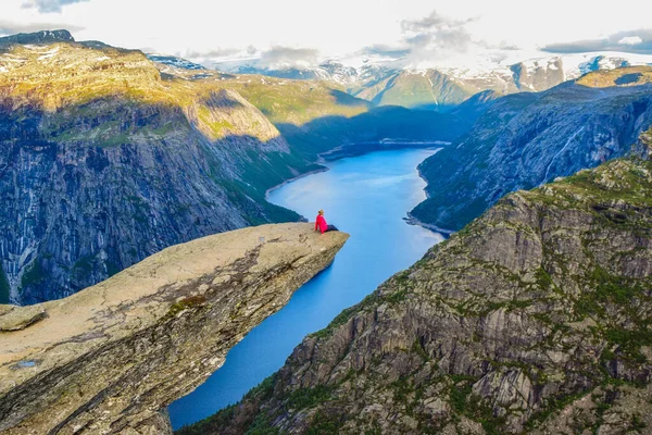 Turysta na Trolltunga, Norwegia. — Zdjęcie stockowe