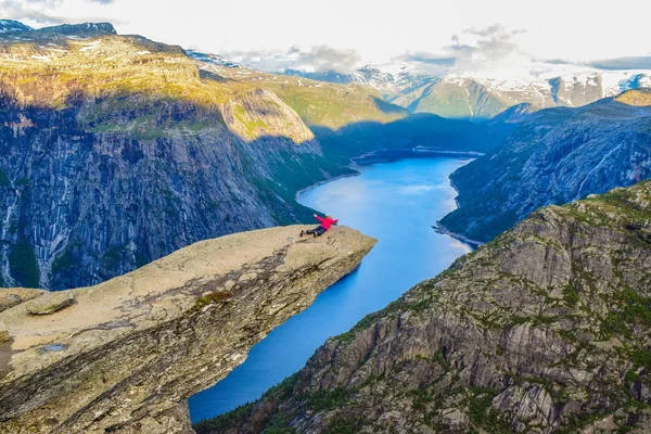 Turysta na Trolltunga, Norwegia. — Zdjęcie stockowe