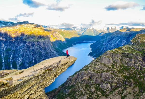 El turista en la Trolltunga, Noruega . — Foto de Stock