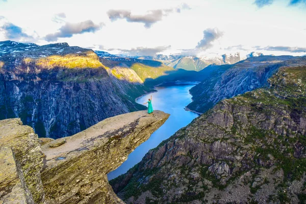 Chica en Trolltunga, Notway . — Foto de Stock