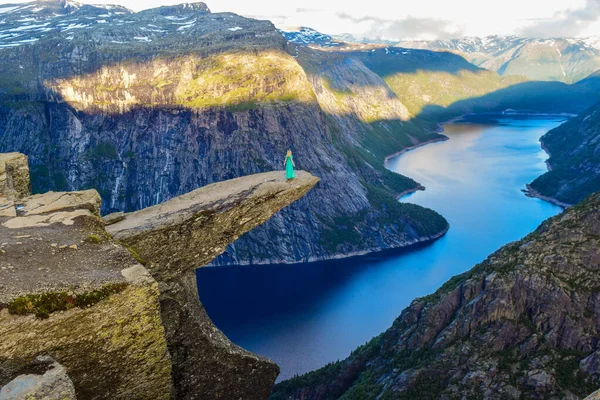 Meisje op Trolltunga, Notway. — Stockfoto