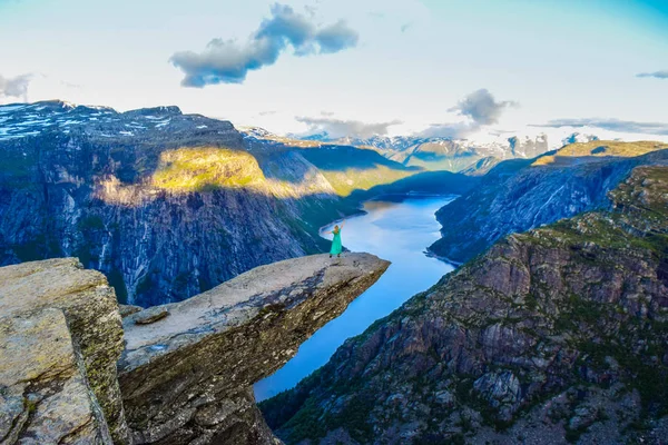 Chica en Trolltunga, Notway . — Foto de Stock