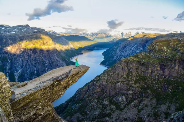 Meisje op Trolltunga, Notway. — Stockfoto