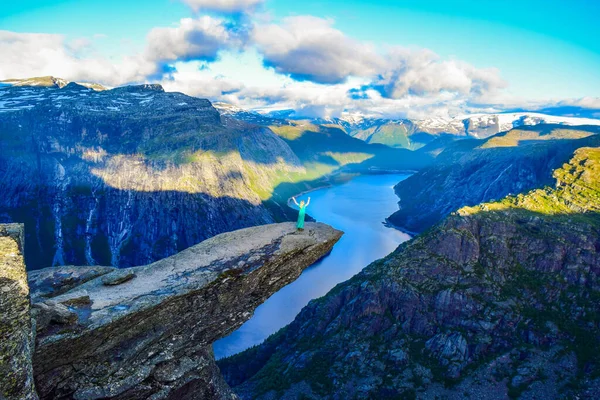 Meisje op Trolltunga, Notway. — Stockfoto