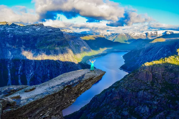 Chica en Trolltunga, Notway . — Foto de Stock