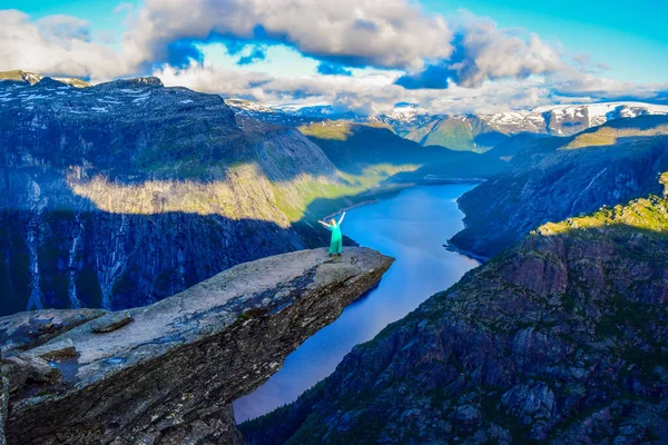 Chica en Trolltunga, Notway . — Foto de Stock