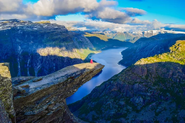 De toerist op de Trolltunga, Noorwegen. — Stockfoto