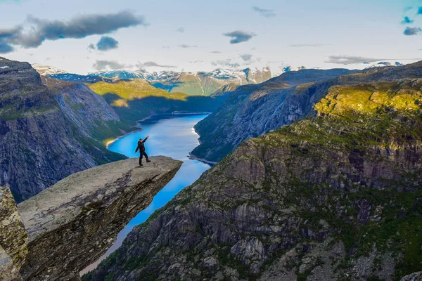 Excursión a Trolltunga, Noruega . — Foto de Stock