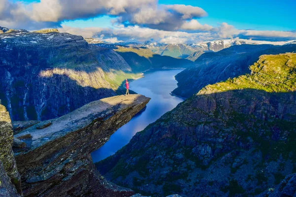 Meisje op Trolltunga, Notway. — Stockfoto