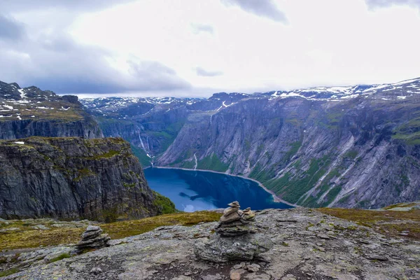 Wandeltocht naar Trolltunga, Noorwegen. — Stockfoto