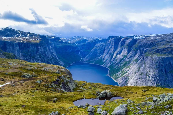 Norveç, Trolltunga 'ya yürüyüş gezisi. — Stok fotoğraf