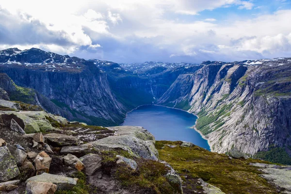 ノルウェーのトロルトゥンガへのハイキング旅行. — ストック写真