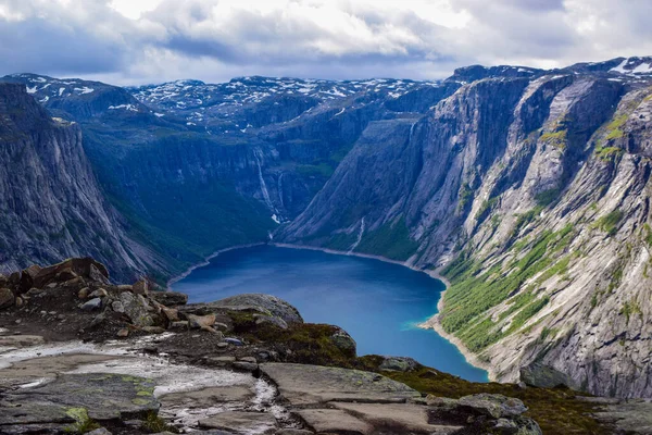 Πεζοπορία Ταξίδι στο Trolltunga, Νορβηγία. — Φωτογραφία Αρχείου