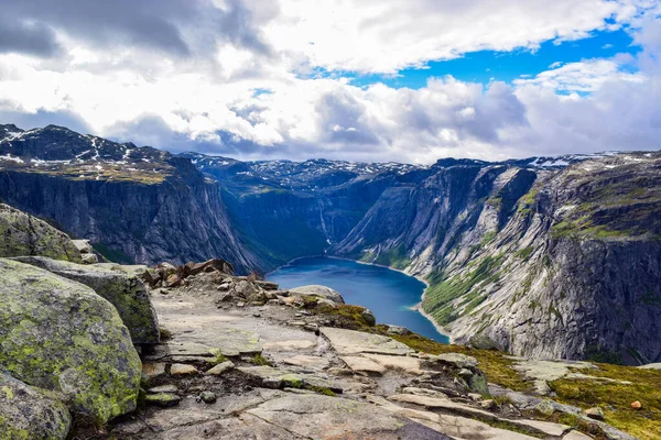 Excursión a Trolltunga, Noruega . — Foto de Stock