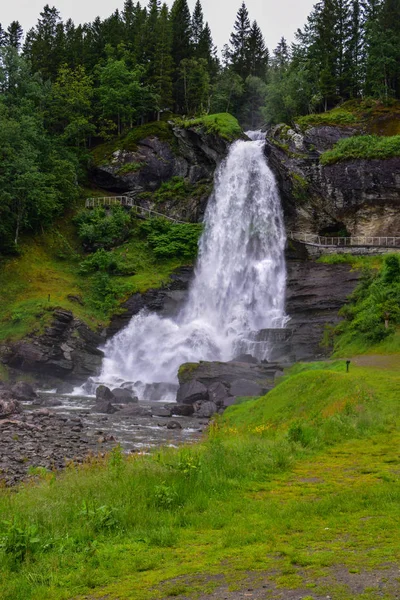 Steinsdalsfossen vattenfall i Norge. — Stockfoto