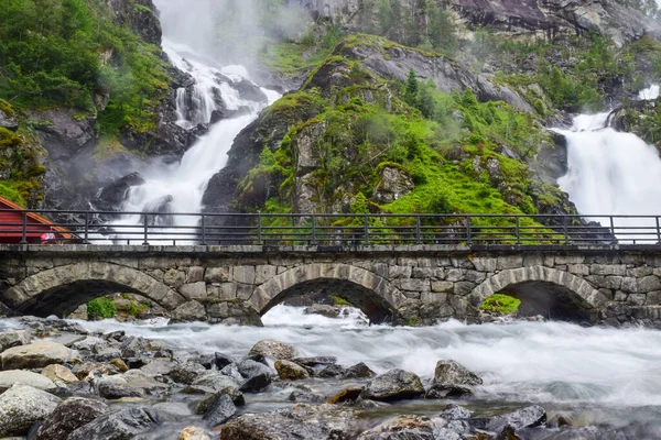 Langfossen Waterfall, Norsko. — Stock fotografie