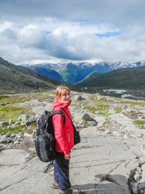 Norveç, Trolltunga 'ya yürüyüş gezisi.