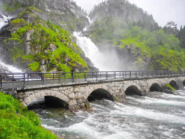 Langfossen vízesés, Norvégia. — Stock Fotó