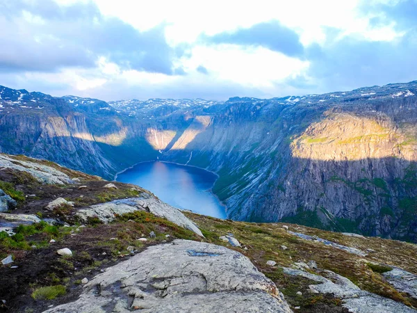 Lake Ringedalsvatnet bij de trail naar Trolltunga in Noorwegen. — Stockfoto
