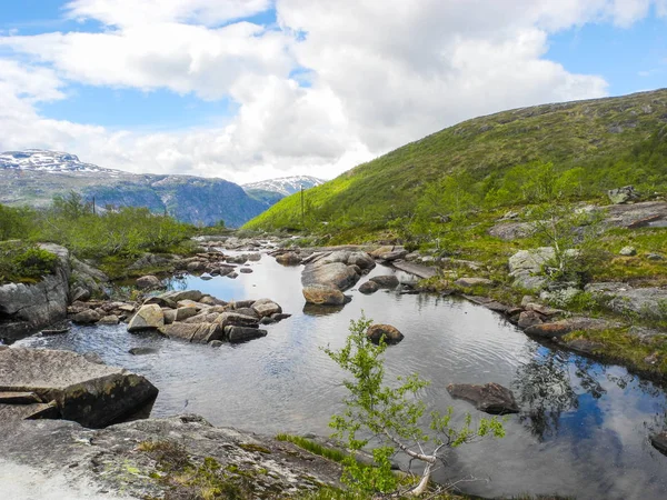 Viagem a Trolltunga, Noruega . — Fotografia de Stock