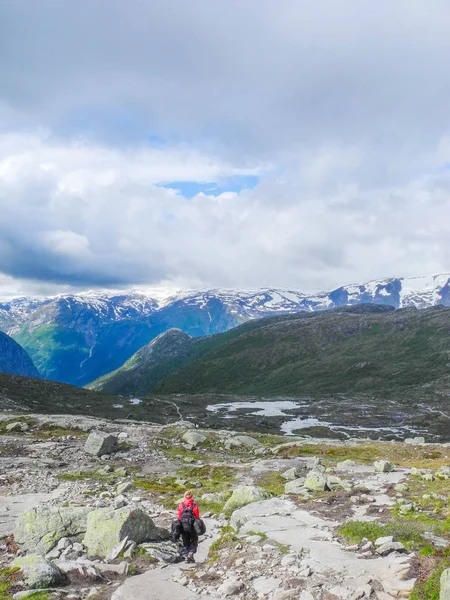 Excursión a Trolltunga, Noruega . —  Fotos de Stock