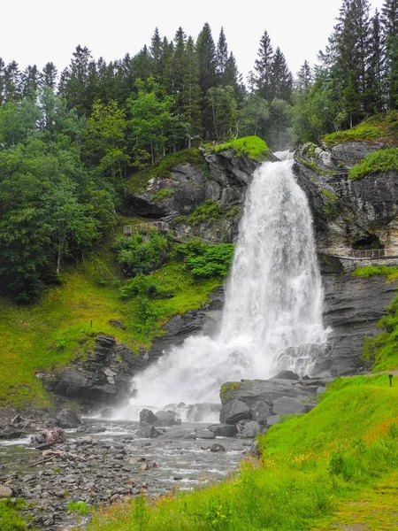 Steinsdalsfossen waterfall v Norsku. — Stock fotografie