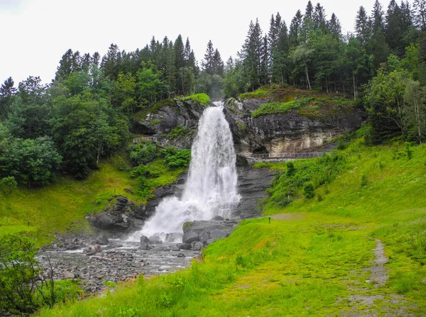 Wodospad Steinsdalsfossen w Norwegii. — Zdjęcie stockowe