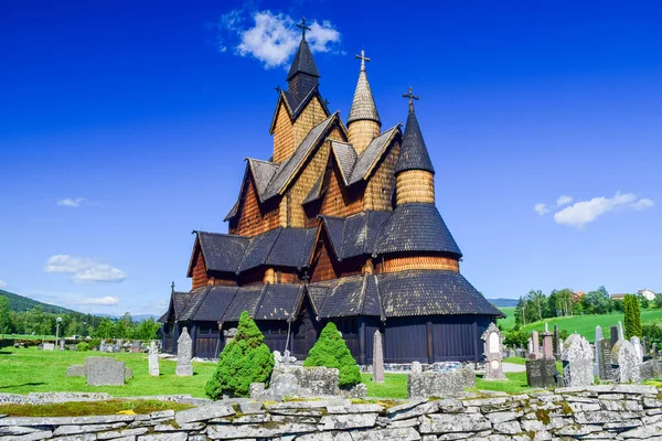 Antigua iglesia de madera en Noruega . — Foto de Stock