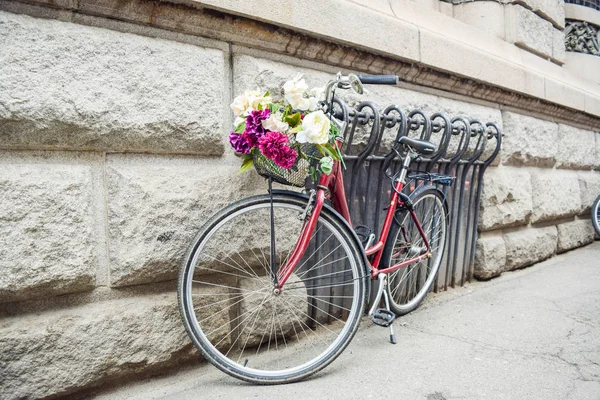 Велосипед прикрашений квітами . — стокове фото