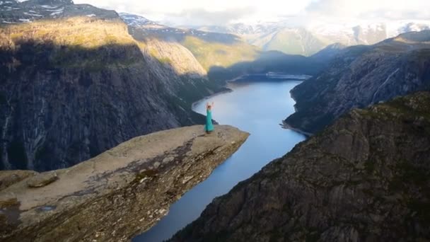 Flicka Vacker Klänning Kanten Klippan Trolltunga Norge Långsam Rörelse Video — Stockvideo