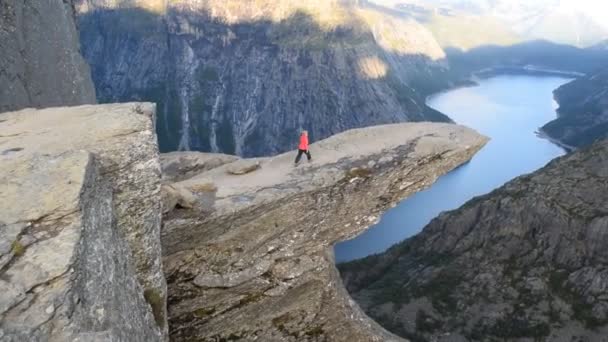 Mädchen Rande Der Klippe Auf Trolltunga Norwegen — Stockvideo