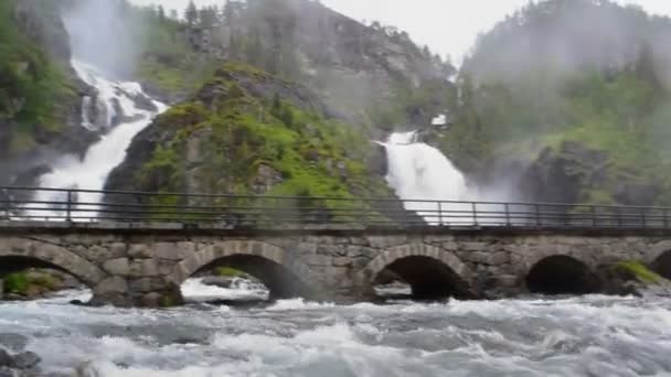 Langfossen Waterval Ligt Vlakbij E134 Snelweg Noorwegen — Stockvideo