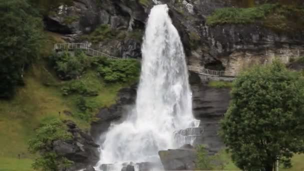 Steinsdalsfossen Şelalesi Norveç Çok Ziyaret Edilen Turistik Bölgelerinden Biri — Stok video